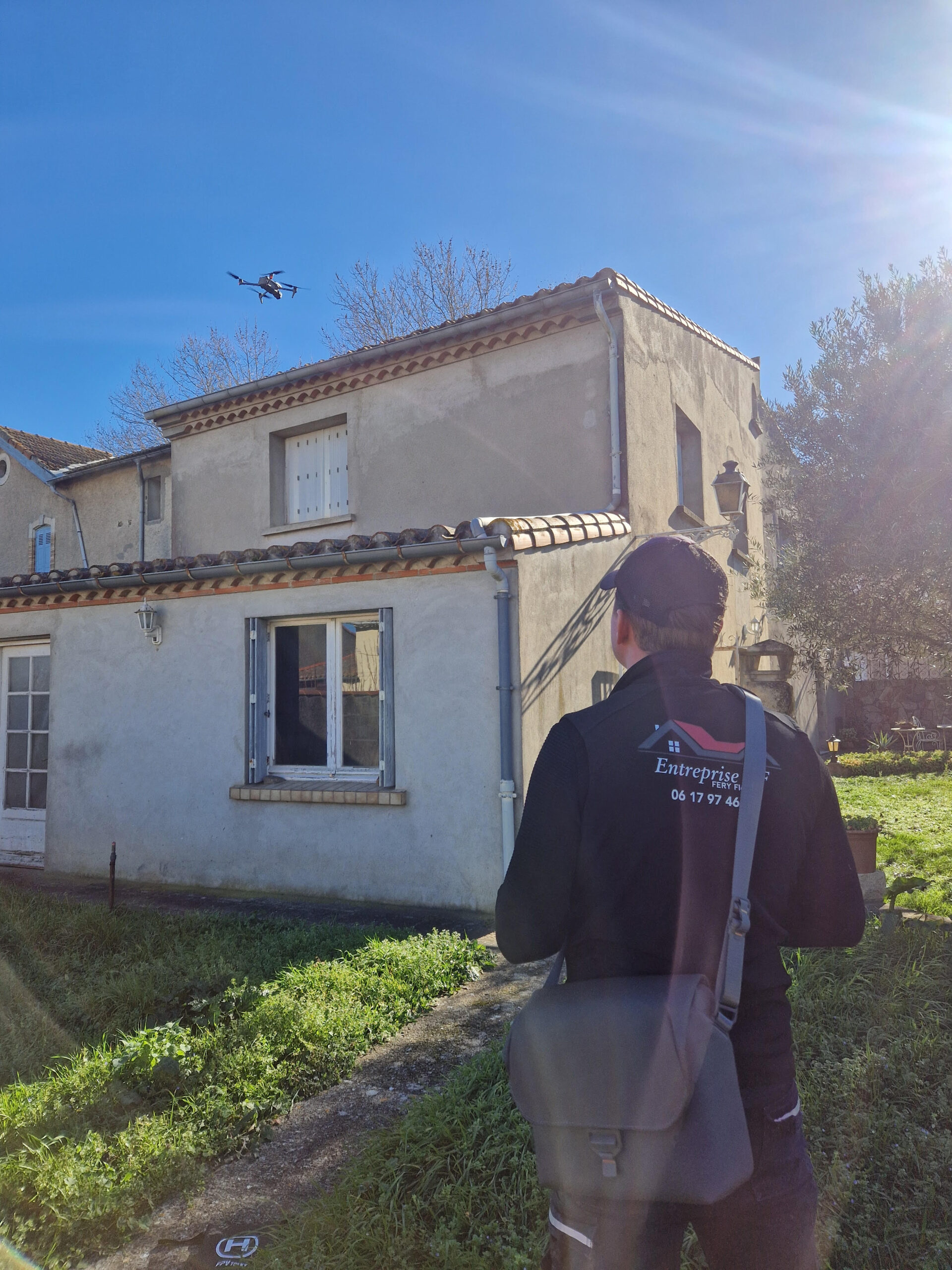 Drone professionnel en vol réalisant l’inspection d’une toiture à Carcassonne – Entreprise F.F