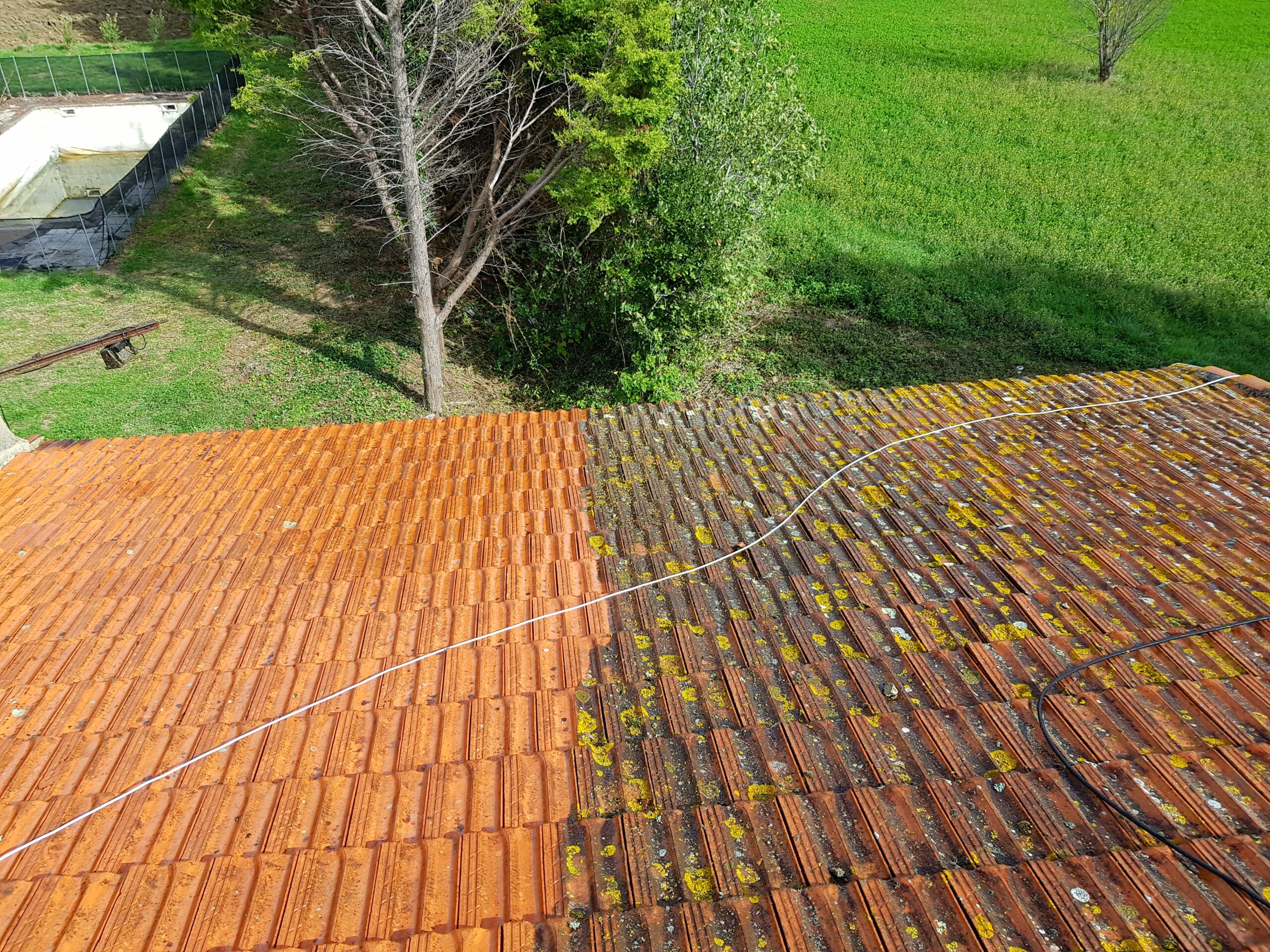 Artisan couvreur effectuant un nettoyage et démoussage de toiture à Carcassonne