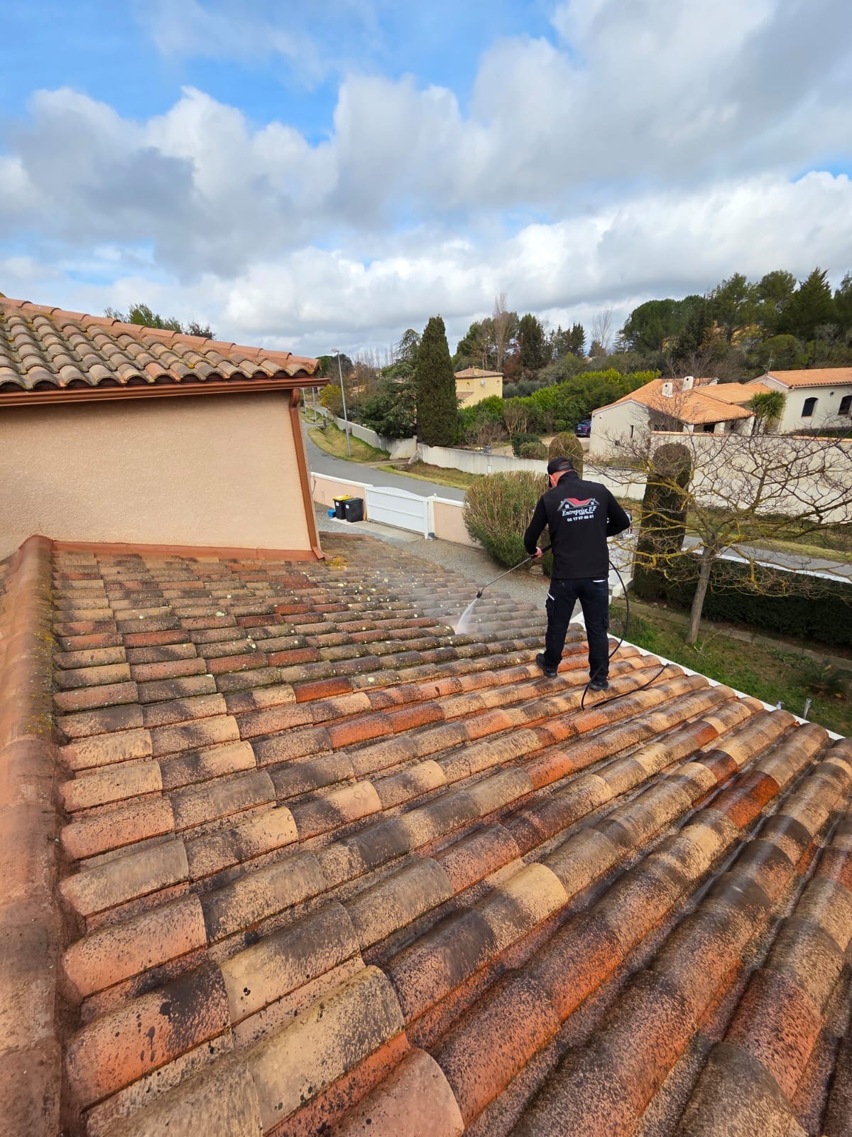 Nettoyage de toiture par Entreprise F.F pour enlever mousses, lichens et saletés